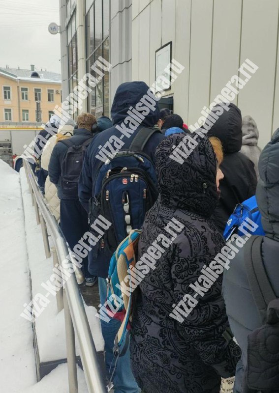 Эвакуация и работа экстренных служб у здания визового центра Франции в Москве
