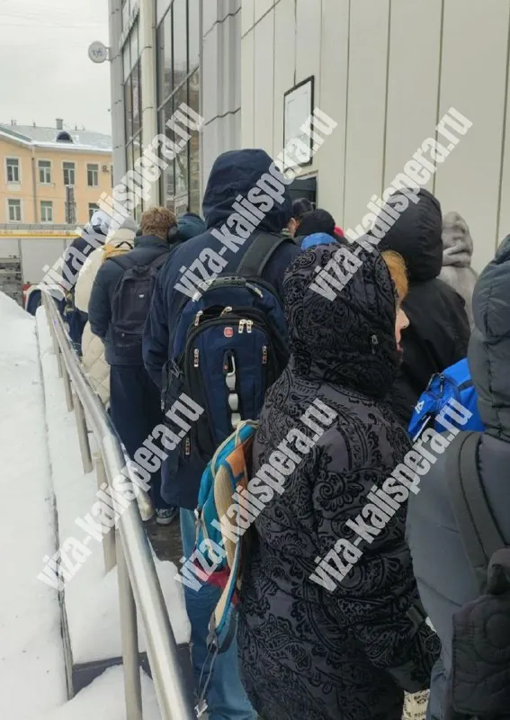 Эвакуация и работа экстренных служб у здания визового центра Франции в Москве
