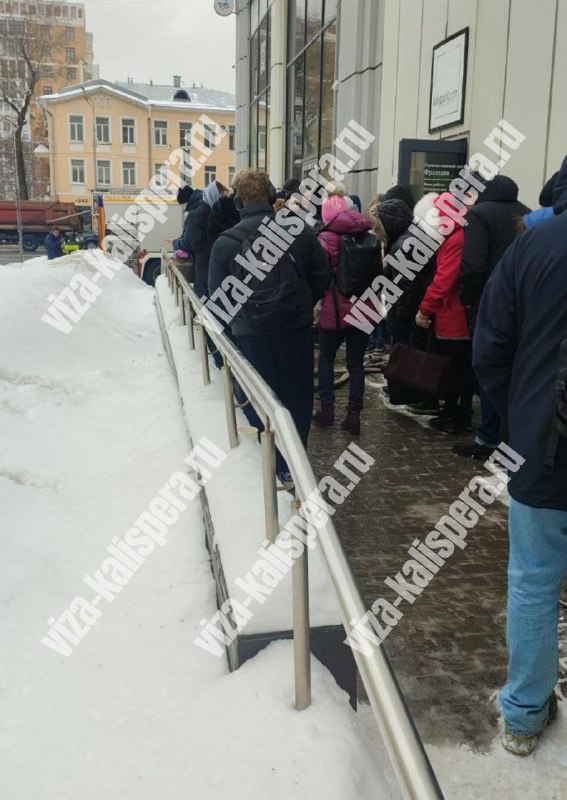 Очередь заявителей у визового центра Франции после возгорания
